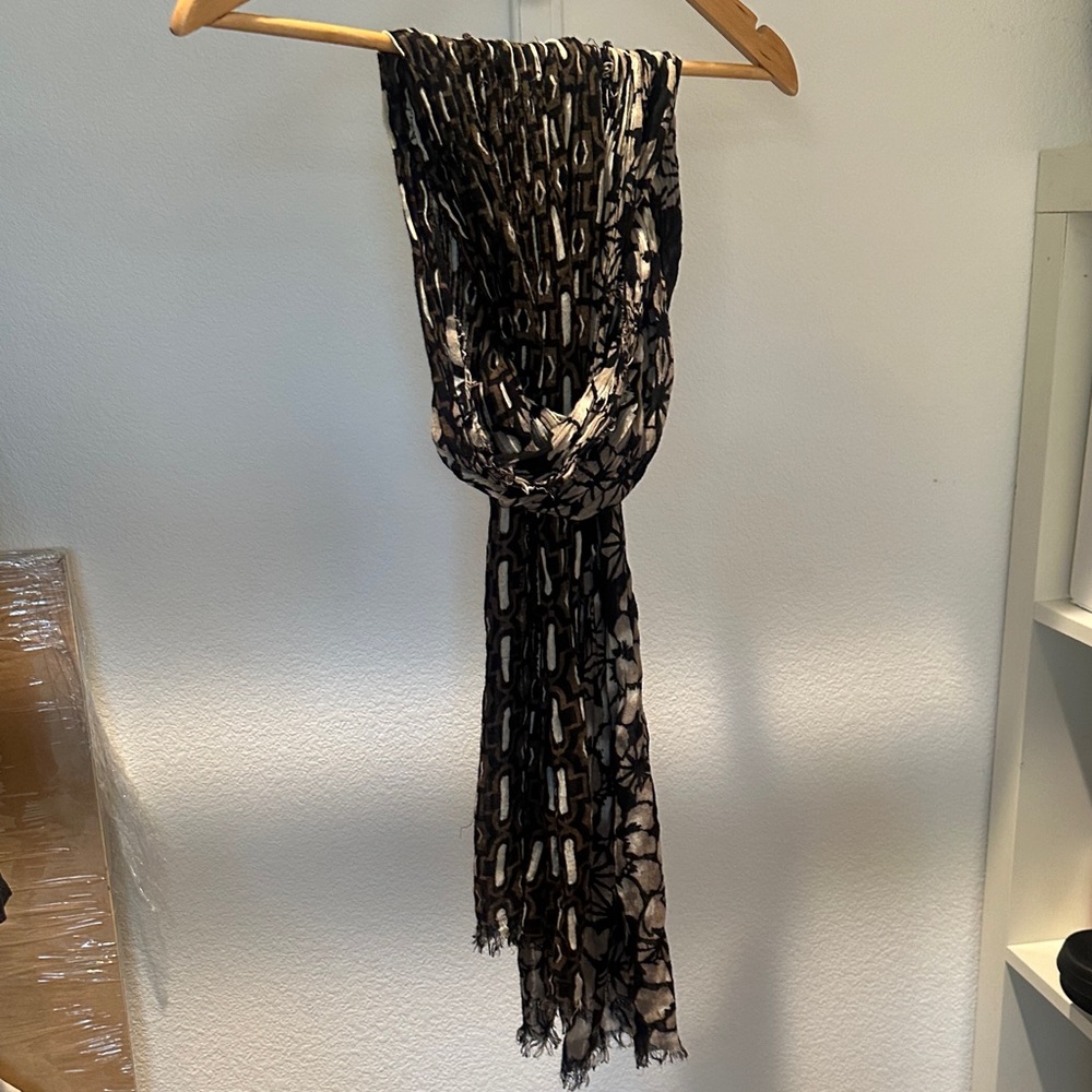 Halogen Black and Cream Patterned Scarf